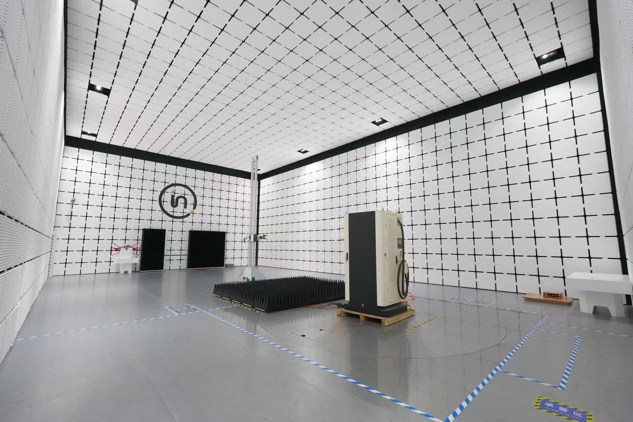 A room with a large white wall

Description automatically generated